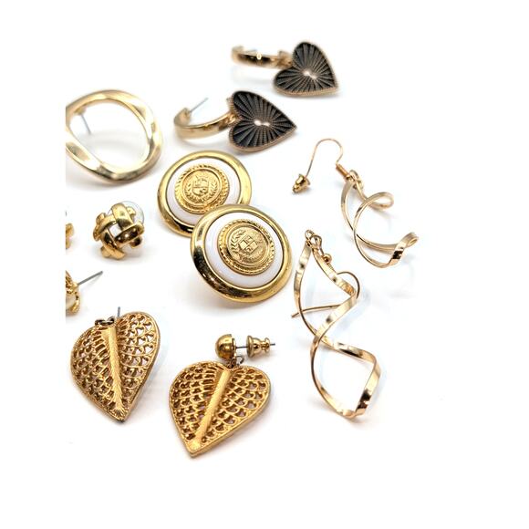 Lot of 25 Pair of Gold Tone Earrings - Picture 6 of 9